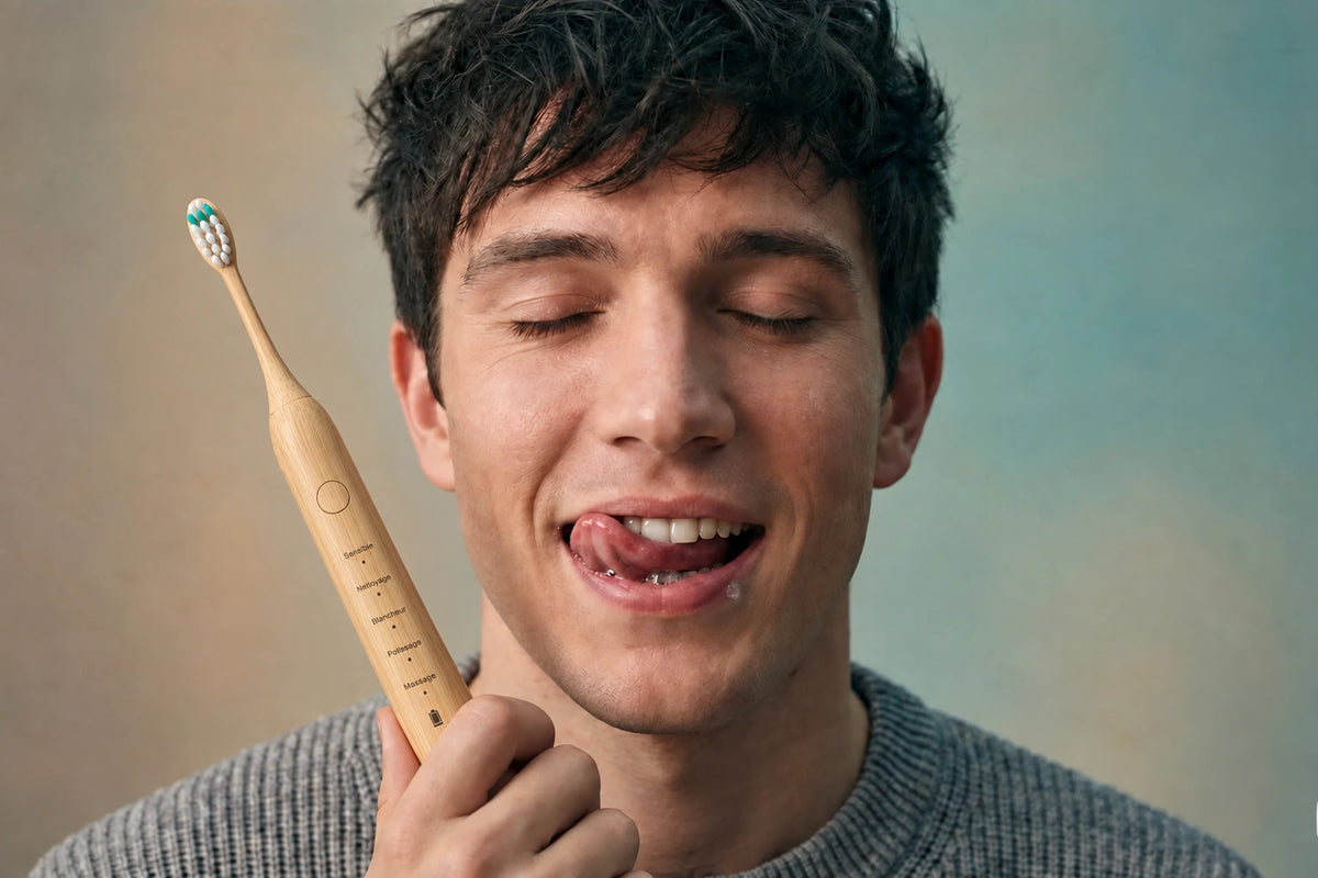 Homme tenant la brosse sonique après le brossage
