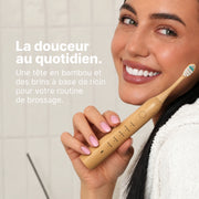 Femme tenant la brosse sonique en bambou