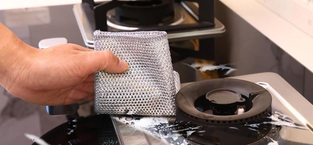 Le chiffon Homyria nettoie la plaque de cuisson
